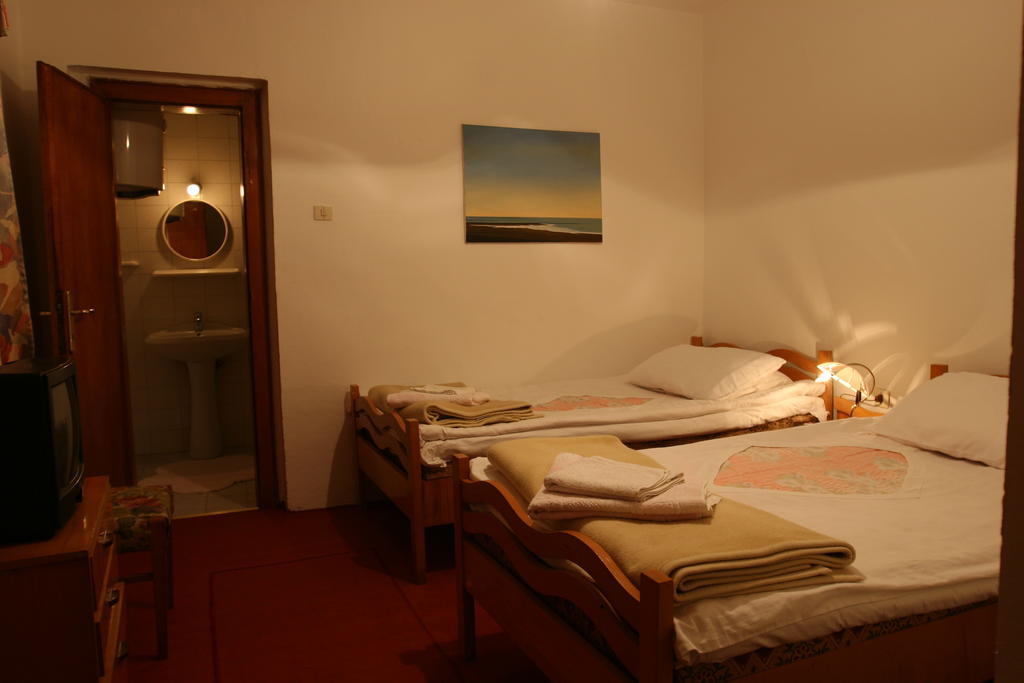 Guesthouse Pension Andrea Tirana Exterior photo